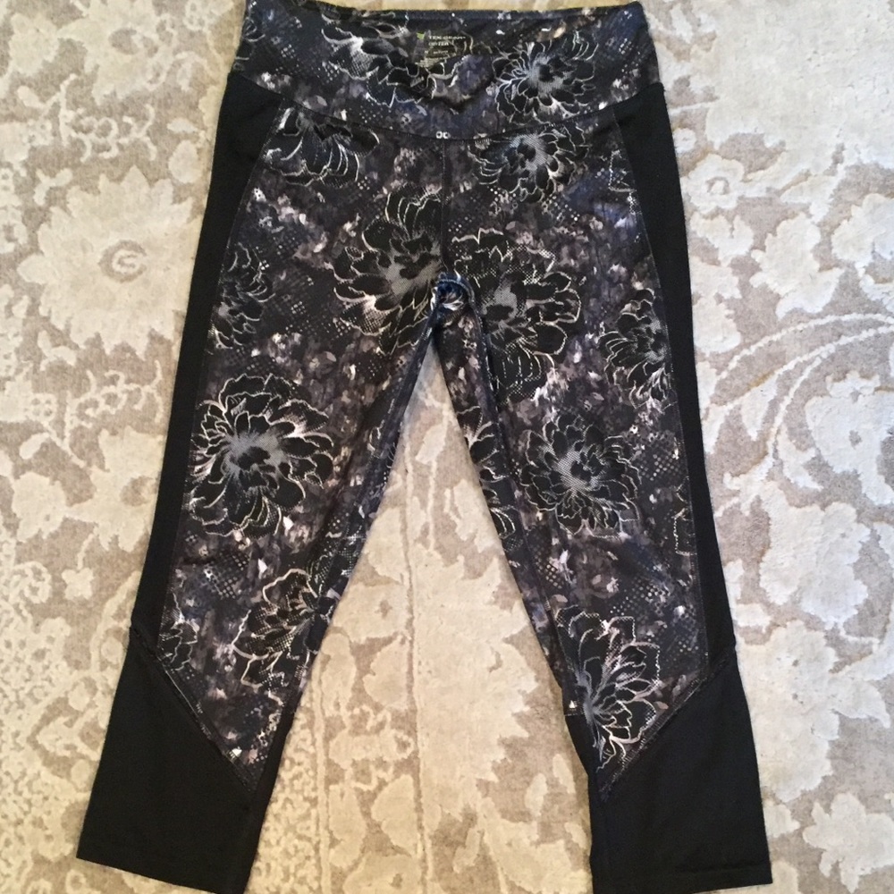 Black cropped leggings with floral print